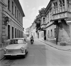 Magyarország, Székesfehérvár, Városház (Szabadság) tér - Jókai Mór utca saroképülete a Hiemer-ház., 1973, Bojár Sándor, Trabant 601, rendszám, Fortepan #194816