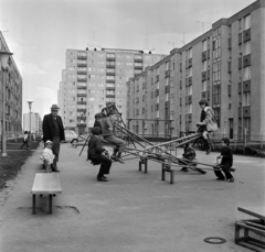 Magyarország, Kecskemét, Széchenyiváros, Világ utca az Akadémia körút tízemeletes panelházai felé nézve., 1973, Bojár Sándor, játszótér, libikóka, gyerekek, Fortepan #194821