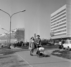 Magyarország, Kecskemét, Deák Ferenc tér a Petőfi Sándor utca felé nézve, jobbra a Pártház., 1973, Bojár Sándor, babakocsi, Fortepan #194823