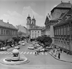 Magyarország, Székesfehérvár, Városház (Szabadság) tér, Országalma (Ohmann Béla, 1943.), jobbra a Püspöki palota, szemben a Nepomuki Szent János-templom., 1973, Bojár Sándor, gyalogátkelő, Fortepan #194829