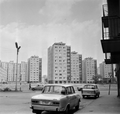 Magyarország, Székesfehérvár, Marosi Arnold utca a Várkörút (Népköztársaság út) és az Ősz (Kun Béla) utca felé nézve., 1973, Bojár Sándor, rendszám, Skoda 100, Trabant 601, Fortepan #194830