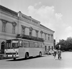 Magyarország, Székesfehérvár, Fő (Március 15.) utca 10., Velence (előtte és később Magyar Király) szálló., 1973, Bojár Sándor, Ikarus 266, rendszám, Fortepan #194832