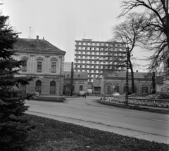 Magyarország, Zalaegerszeg, Mindszenty József (Szabadság) tér a Batthyány Lajos uca felé nézve. Jobbra a Nagytemplom, előtte Szent Flórián szobra. Háttérben a ZÁÉV munkásszálló (később a NAV épülete)., 1974, Bojár Sándor, Fortepan #194876