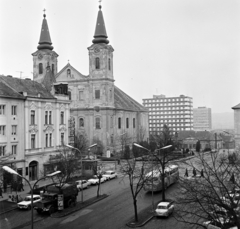 Magyarország, Zalaegerszeg, Kazinczy (Marx) tér, középen a Nagytemplom, mögötte a ZÁÉV munkásszálló (később a NAV épülete) és a megyei rendőrkapitányság épülete., 1974, Bojár Sándor, Fortepan #194877