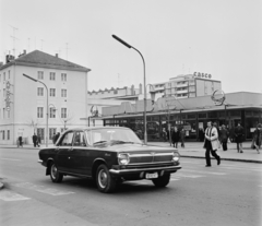 Magyarország, Zalaegerszeg, Széchenyi tér, balra az Ady (később Art) mozi épülete., 1974, Bojár Sándor, rendszám, gyalogátkelő, GAZ 24 Volga, Fortepan #194879