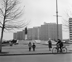 Magyarország, Zalaegerszeg, Platán sor (Lenin út), a Lenin szobor Marton László alkotása (1970). Háttérben a Vizslaparki út (Fürst Sándor utca) házsora. A szobor helyén ma a Városi címerház áll., 1974, Bojár Sándor, kerékpár, Fortepan #194883