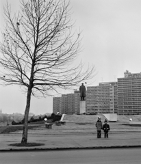 Magyarország, Zalaegerszeg, Platán sor (Lenin út), a Lenin szobor Marton László alkotása (1970). Háttérben a Vizslaparki út (Fürst Sándor utca) házsora. A szobor helyén ma a Városi címerház áll., 1974, Bojár Sándor, Fortepan #194884