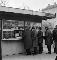 Magyarország, Zalaegerszeg, a Kazinczy (Marx) tér az Arany Bárány szálloda előtt., 1974, Bojár Sándor, Fortepan #194892