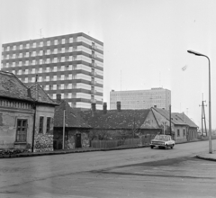 Magyarország, Zalaegerszeg, Balatoni út (Bozót utca). Háttérben a ZÁÉV munkásszálló (később Nemzeti Adó- és Vámhivatal) távolabb a Zala Megyei Rendőr-főkapitányság épülete., 1974, Bojár Sándor, Lada-márka, Fortepan #194894