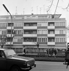 Magyarország, Zalaegerszeg, Kossuth Lajos (dr. Hamburger Jenő) tér, háttérben a "Pontház"., 1974, Bojár Sándor, Wartburg 311/312, Fortepan #194896