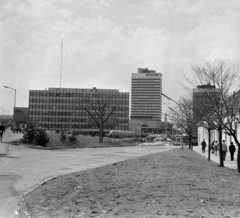 Magyarország, Veszprém, Köztársaság tér, szemben a Budapest út (Kossuth Lajos utca)., 1974, Bojár Sándor, utcakép, tér, Fortepan #194899