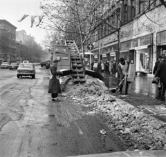 Magyarország, Budapest VII.,Budapest VIII., Rákóczi út a Nagy Diófa utca felől az Astoria felé nézve. A felvétel a Rákóczi út 26. számú ház előtt készült., 1973, Bojár Sándor, Budapest, Polski Fiat 125p, hókotró, Fortepan #194905