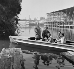 Magyarország, Óbuda, Budapest III., Óbudai Hajógyár, a Hajógyári-öböl az úszódokknál, távolban az Árpád híd., 1970, Bojár Sándor, Budapest, Fortepan #194913