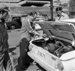 Magyarország, Óbuda, Budapest III., Bécsi út, benzinkút a Zay utca után, háttérben a Radelkis épülete a Laborc utca mellett., 1977, Bojár Sándor, rendszám, Budapest, Fortepan #194917