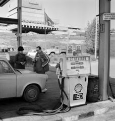 Magyarország, Óbuda, Budapest III., Bécsi út, benzinkút a Zay utca után, háttérben a Radelkis épülete a Laborc utca mellett., 1977, Bojár Sándor, Shell-márka, Budapest, Fortepan #194918