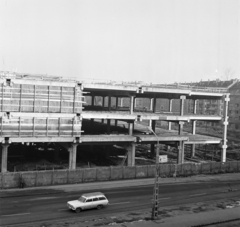 Magyarország, Budapest XI., Október huszonharmadika (Schönherz Zoltán) utca, a Skála Budapest Szövetkezeti Nagyáruház építkezése, háttérben a Bercsényi utca épületei., 1974, Bojár Sándor, Budapest, Fortepan #194921