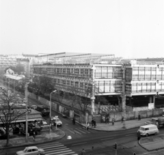 Magyarország, Budapest XI., Október huszonharmadika (Schönherz Zoltán) utca, az Skála Budapest Szövetkezeti Nagyáruház építkezése, balra a Kőrösy József utca és a Fehérvári úti piac., 1974, Bojár Sándor, Budapest, Fortepan #194924