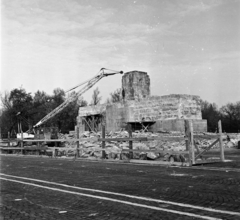 Magyarország, Budapest XIV., Ötvenhatosok tere (Felvonulási tér), a Sztálin szobor egykori talapzatából kialakított dísztribün átépítése., 1974, Bojár Sándor, Budapest, Fortepan #194928