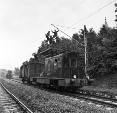 Hungary, Kismaros, a Vác-Szob vasútvonal villamosításán dolgozó felsővezeték-szerelők. A fák felett a Mária bemutatása templom tornya látszik., 1971, Bojár Sándor, Fortepan #194940