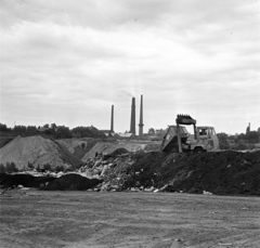 Magyarország, Budapest X., a Sibrik Miklós utcai agyagbánya feltöltése hulladékkal. Szemben a Magnezitipari Művek Kerámia Gyáregységének kéményei.
, 1973, Bojár Sándor, Budapest, Fortepan #194945