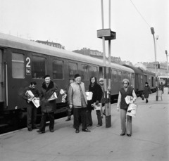 Hungary, Budapest I., Déli pályaudvar, a Szovjetunió és a Lányok Asszonyok című folyóirat terjesztése., 1976, Bojár Sándor, Budapest, Fortepan #194950