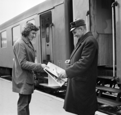 Hungary, Budapest I., Déli pályaudvar, a Szovjetunió és a Lányok Asszonyok című folyóirat terjesztése., 1976, Bojár Sándor, Budapest, Fortepan #194953