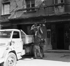 Magyarország, Budapest VIII., lomtalanítás a Kisfaludy utca 40. számú házban., 1974, Bojár Sándor, Budapest, Fortepan #194957