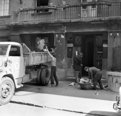 Magyarország, Budapest VIII., lomtalanítás a Kisfaludy utca 40. számú házban., 1974, Bojár Sándor, Budapest, Fortepan #194958