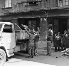 Magyarország, Budapest VIII., lomtalanítás a Kisfaludy utca 40. számú házban., 1974, Bojár Sándor, Budapest, lomtalanítás, Fortepan #194959