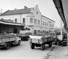 Magyarország, Eger, Árnyékszala utca, az Eger- Gyöngyösvidéki Pincegazdaság Egri Főpincészete., 1972, Bojár Sándor, borászat, szüret, teherautó, oldalkocsis motorkerékpár, rendszám, Fortepan #194966