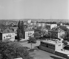 Magyarország, Kaposvár, kilátás a Szent Imre (Lenin) utcai Járásbíróság épületéből, előtérben a Hunyadi János utca tömbházai, távolban a Malom utcai gabonasiló., 1974, Bojár Sándor, Fortepan #194973