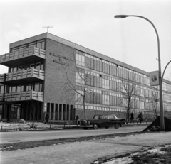 Magyarország, Kazincbarcika, Jószerencsét út 2., Ságvári Endre Gimnázium és Szakközépiskola (később Szalézi Szent Ferenc Gimnázium)., 1974, Bojár Sándor, Mercedes W110, Fortepan #194977