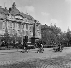 Magyarország, Kecskemét, Szabadság tér, előtérben a szovjet hősi emlékmű (1946), mögötte a Népbank-palota., 1974, Bojár Sándor, Simson Star, Fortepan #194981