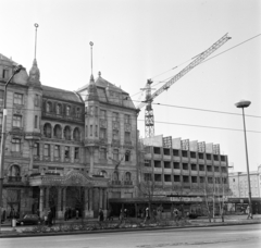 Magyarország, Debrecen, Piac utca (Vörös Hadsereg útja), Aranybika Szálloda, jobbra a szálloda új szárnyának építkezése., 1975, Bojár Sándor, Fortepan #195003