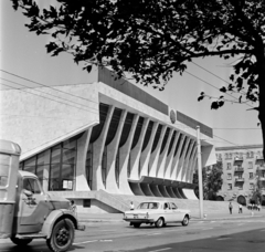 Azerbajdzsán, Baku, Heydər Əliyev park, szemben a Heydər Əliyev-palota (ekkor Lenin-palota)., 1975, Bojár Sándor, Szovjetunió, Fortepan #195049