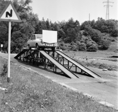 Románia,Erdély, Alsótömös, útszéli kitérő Felsőtömös felé, a település határában., 1974, Bojár Sándor, Dacia 1300, Fortepan #195057