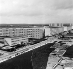 Németország, Halle, Halle-Neustadt (ekkor önálló, ma a város része), kilátás a Zscherbener Strasse felől a Harzgeroder Strasse felé., 1970, Bojár Sándor, NDK, Fortepan #195061