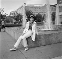 Németország, Berlin, Kelet-Berlin, Unter den Linden, háttérben a Friedrichstrasse kereszteződésénél a Hotel Unter den Linden. Joane Kaldet fotómodell., 1970, Bojár Sándor, Fortepan #195063