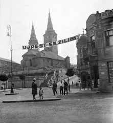 Szlovákia, Zsolna, Námestie Andreja Hlinku, a Burian-harangtorony és a Szentháromság-templom., 1930, Fortepan, Csehszlovákia, labdarúgás, tér, szálloda, kockakő, UTE, Fortepan #19507