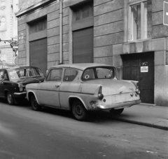 Magyarország, Budapest VIII., a roncsautó a Vas utca 12. számú sarokház Kőfaragó utcai homlokzata előtt áll., 1974, Bojár Sándor, járműroncs, Budapest, Ford Anglia, Fortepan #195078