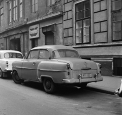 Magyarország, Budapest VIII., Gyulai Pál utca, a roncsautó mögött a 11. és 9. számú ház., 1974, Bojár Sándor, Budapest, Opel Olympia Rekord, Fortepan #195079