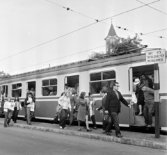 Magyarország, Budapest XXI., Csepel, Szent Imre (Tanácsház) tér, HÉV megálló, háttérben a Kisboldogasszony-templom., 1973, Bojár Sándor, Budapest, Fortepan #195083