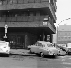 Magyarország, Budapest VII., Madách Imre út - Rumbach Sebestyén utca sarok, jobbra a háttérben keresztbe a Király (Majakovszkij) utca., 1973, Bojár Sándor, Wartburg 311/312, rendszám, Budapest, Fortepan #195099