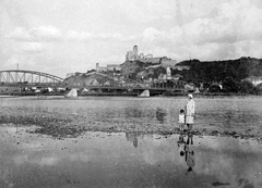 Slovakia, Trenčín, híd a Vág folyón, háttérben a vár., 1923, Fortepan, Czechoslovakia, castle, bridge, steel structure, river, woman, kid, Fortepan #19510