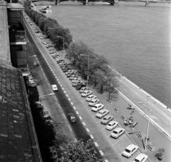 Magyarország, Budapest II., Bem rakpart a Csalogány utca felől a Margit híd felé nézve., 1973, Bojár Sándor, Budapest, parkoló, Fortepan #195105