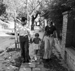 Hungary, Budapest I., a felvétel a Lovas út (Sziklai Sándor utca) 3. szám alatti óvoda előtt készült., 1976, Bojár Sándor, Budapest, Fortepan #195163