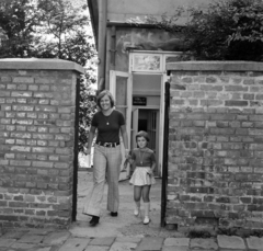 Hungary, Budapest I., a felvétel a Lovas út (Sziklai Sándor utca) 3. szám alatti óvoda kapujában készült., 1976, Bojár Sándor, Budapest, Fortepan #195164