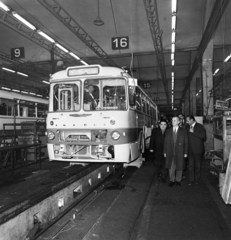 Magyarország, Budapest XVI., Margit utca, az IKARUS mátyásföldi gyártelepe, Boros Gyula vezérigazgató lengyel küldöttséget kalauzol., 1970, Bojár Sándor, Budapest, Ikarus 180, Fortepan #195174