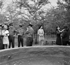 Russia, Asuluk, a Magyar Néphadsereg egyik éleslövészeti gyakorlaton résztvevő légvédelmi alakulatának katonái pihenő idejükben helyiekkel ismerkednek., 1971, Bojár Sándor, Soviet Union, Best of, Fortepan #195190