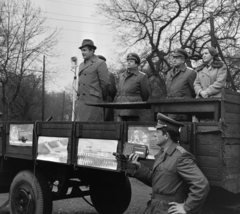 Magyarország, Népliget, Budapest X., április 4-i díszszemle főpróbája alkalmával a résztvevő katonáknak beszédet tart Katona Imre az Elnöki Tanács titkára., 1975, Bojár Sándor, Budapest, Fortepan #195192